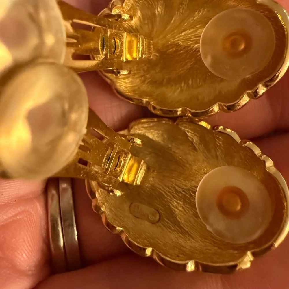 Vintage Christian Dior Shiny Gold Twisted Knot Clip-On Earrings - Picture 5 of 5